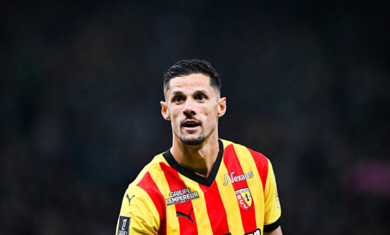 RC Lens : Florian Sotoca atteint la barre des 200 matchs et il reçoit une distinction des Sang et Or ! | Mediasportif