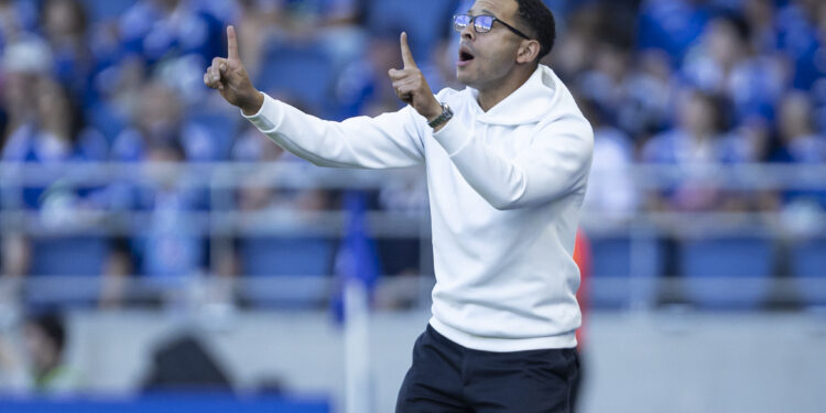 RC Strasbourg : Rosenior analyse la victoire face au Paris FC et il fait une demande à ses joueurs ! | Mediasportif