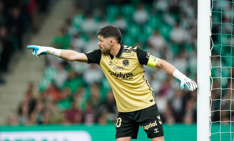 ASSE : Patrick Guillou remet en question la décision controversée concernant la sortie de Larsonneur lors du match | Mediasportif