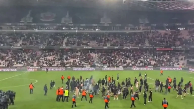 Chaos à l'Allianz Riviera : les supporters de l'OGC Nice envahissent la pelouse | Mediasportif