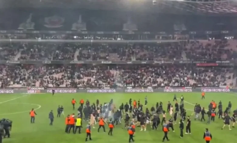 Chaos à l'Allianz Riviera : les supporters de l'OGC Nice envahissent la pelouse | Mediasportif